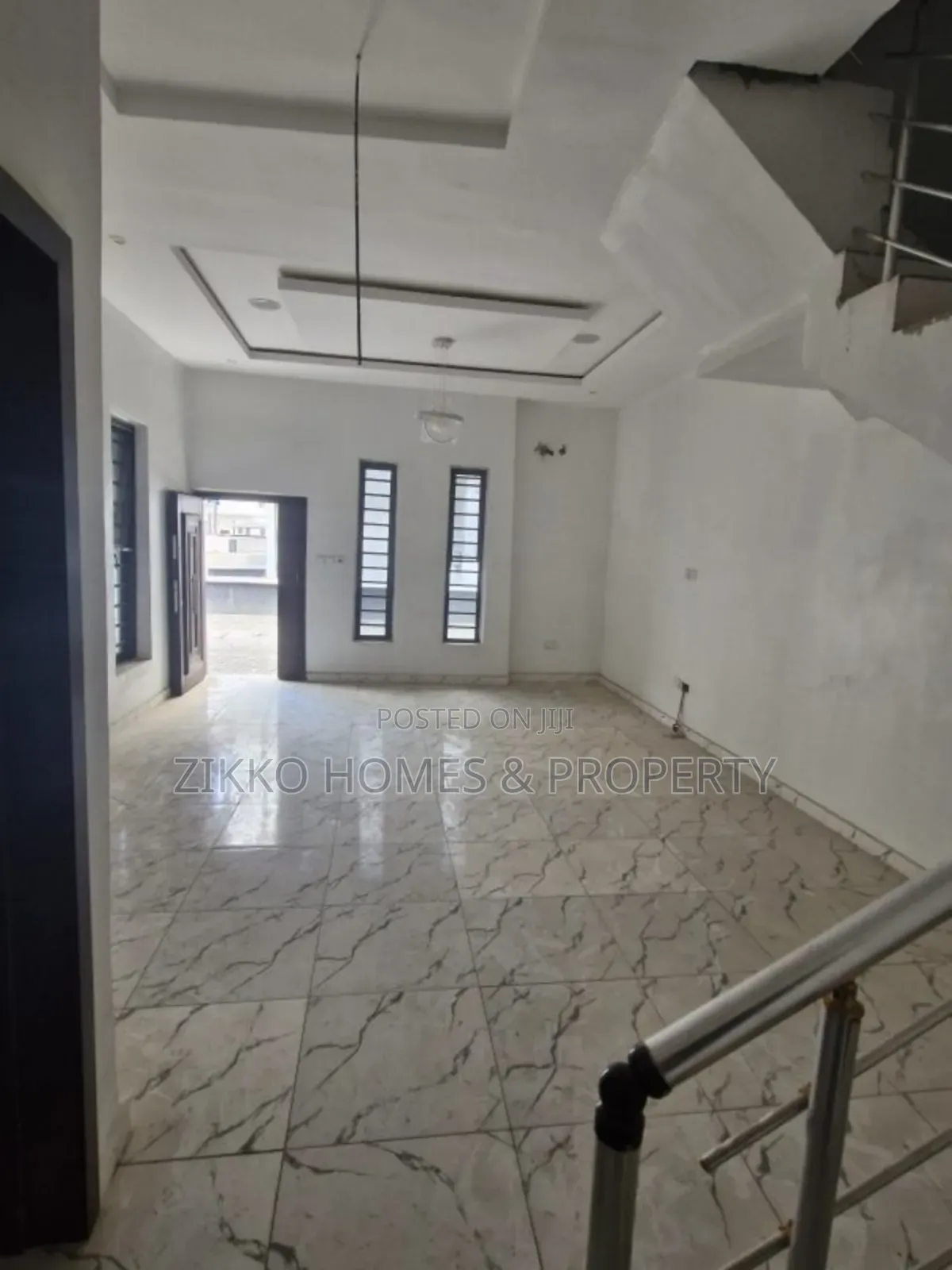 4bdrm Duplex in Orchid Road, Chevron for sale in Chevron