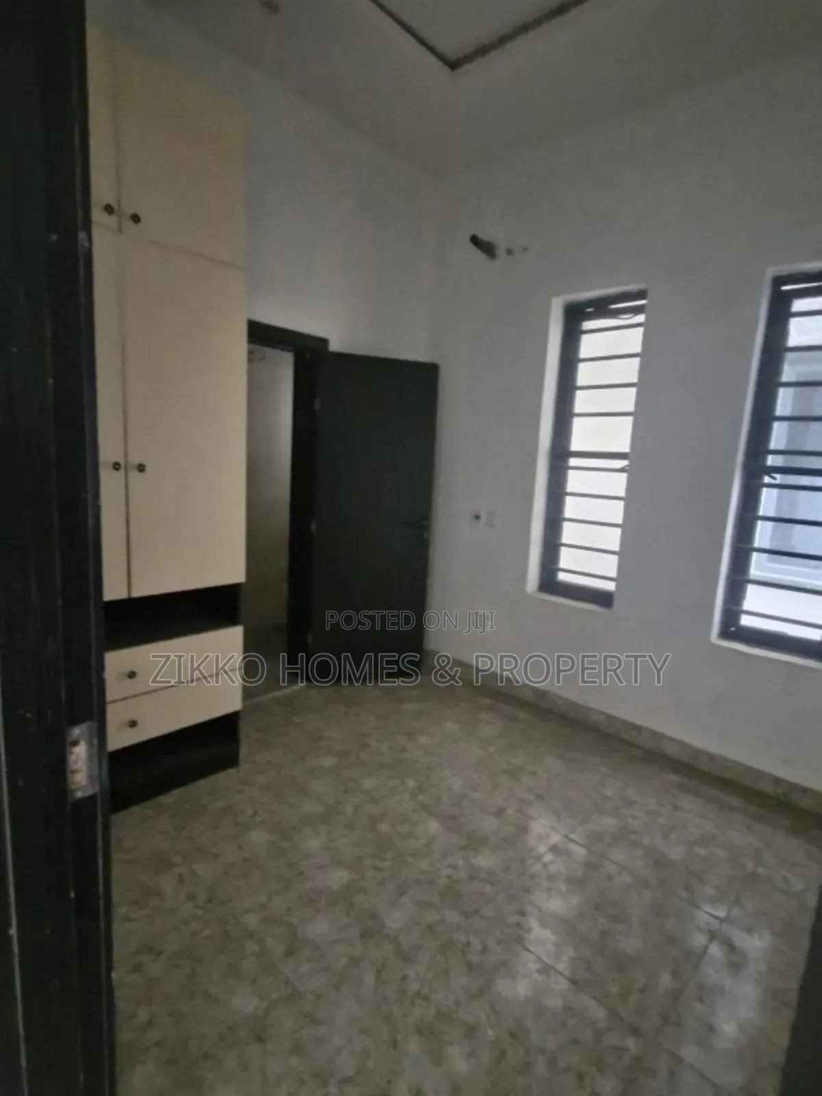 4bdrm Duplex in Orchid Road, Chevron for sale in Chevron