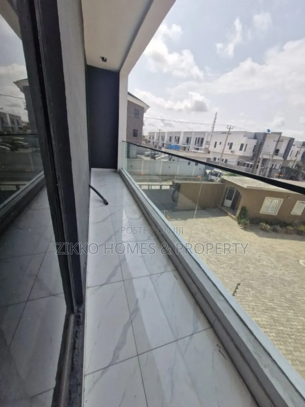4bdrm Duplex in Orchid Road, Chevron for sale in Chevron