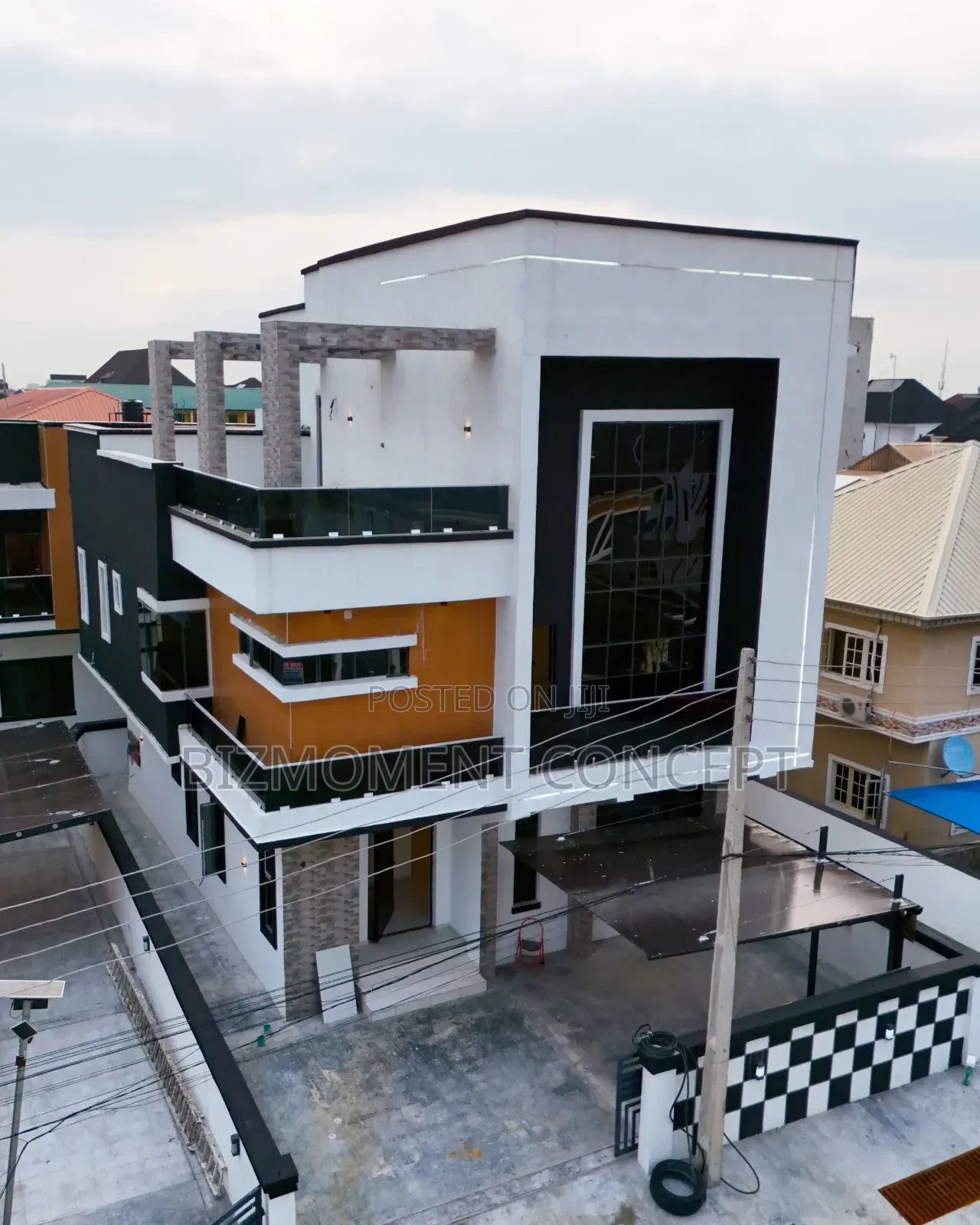 3bdrm Apartment in Victoria Island, Chevron for sale in Chevron