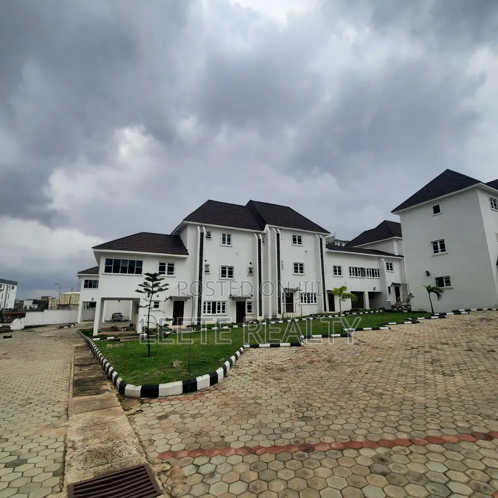 20bdrm Townhouse/Terrace in Guzape District for sale in Guzape District