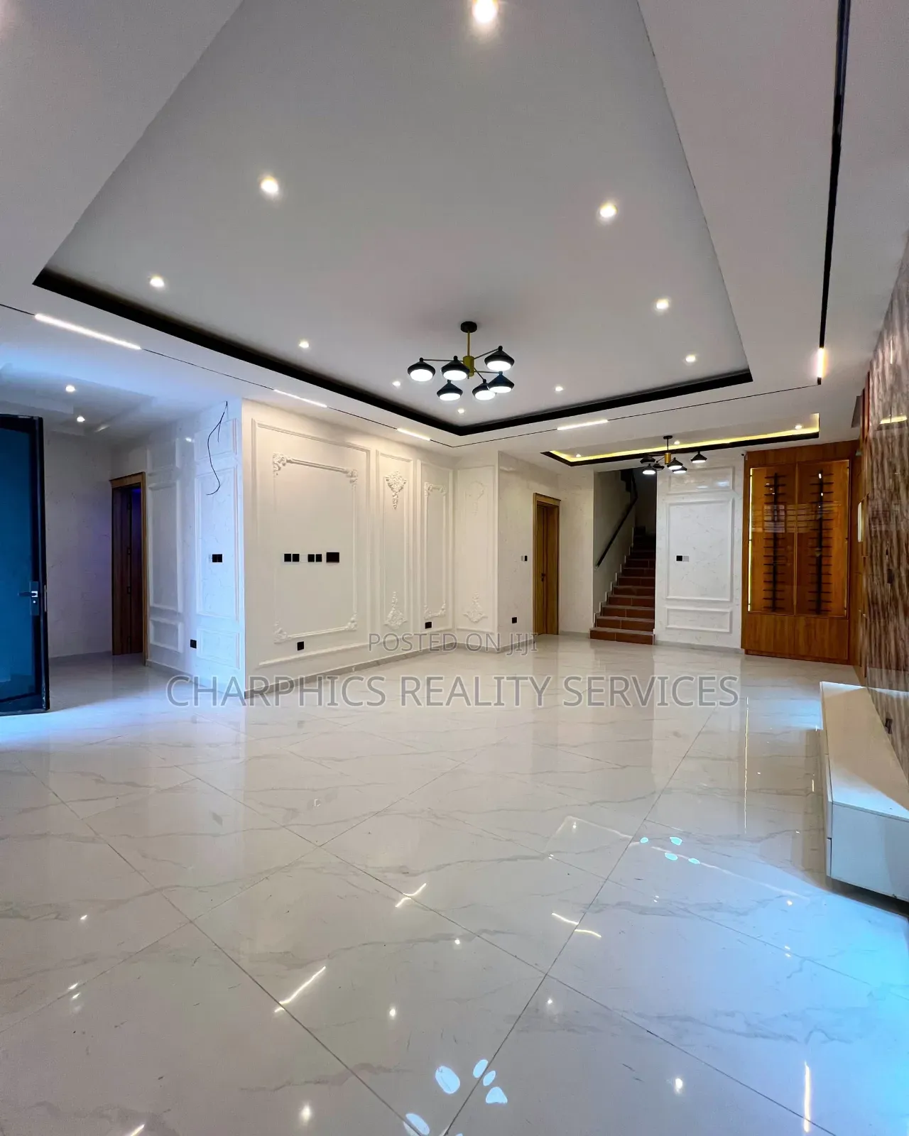 6bdrm Duplex in Chevron for sale in Chevron