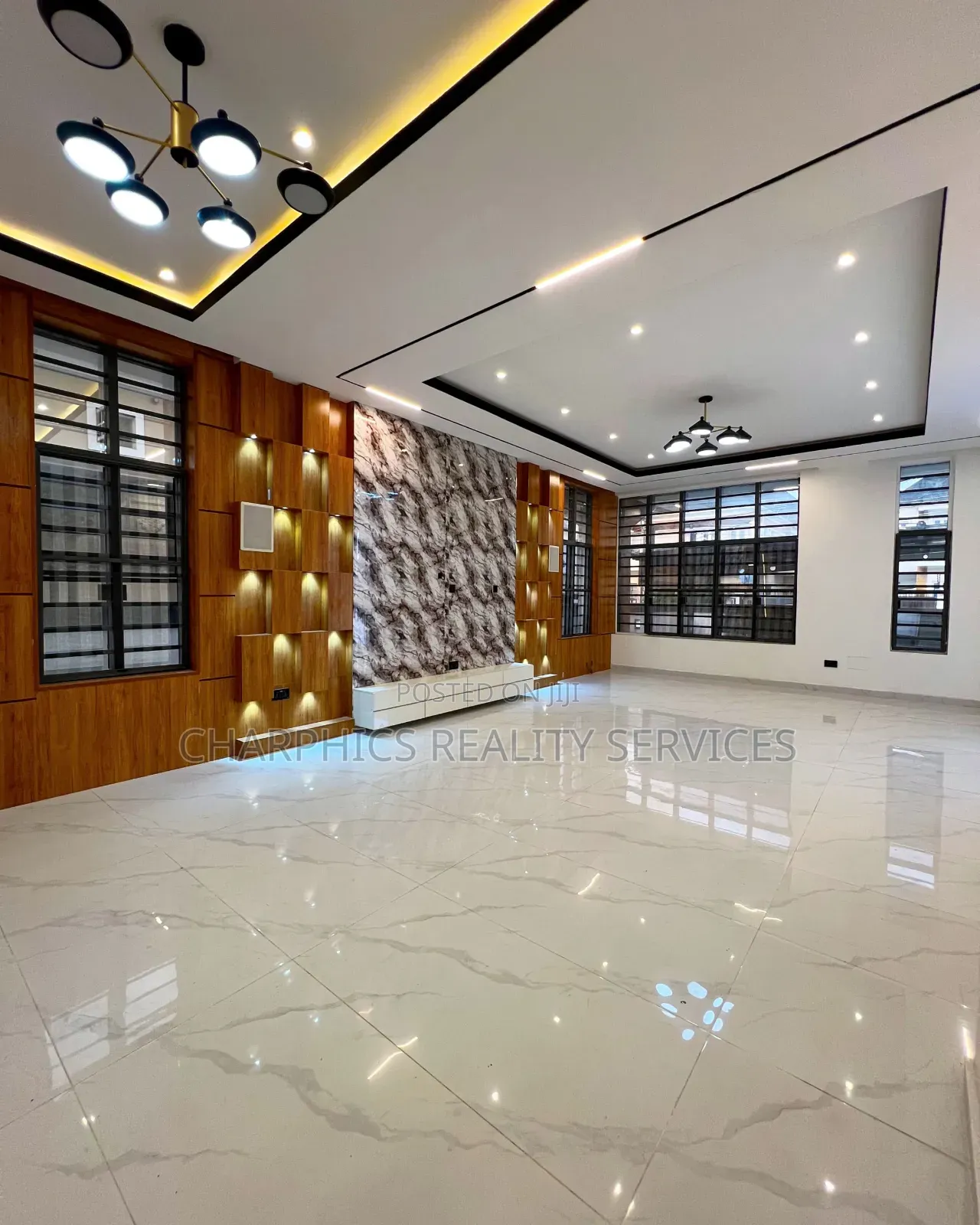 6bdrm Duplex in Chevron for sale in Chevron