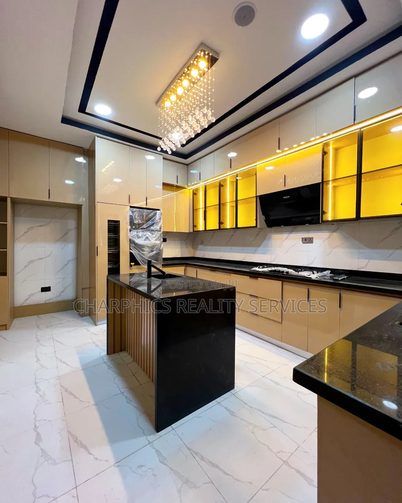 6bdrm Duplex in Chevron for sale in Chevron