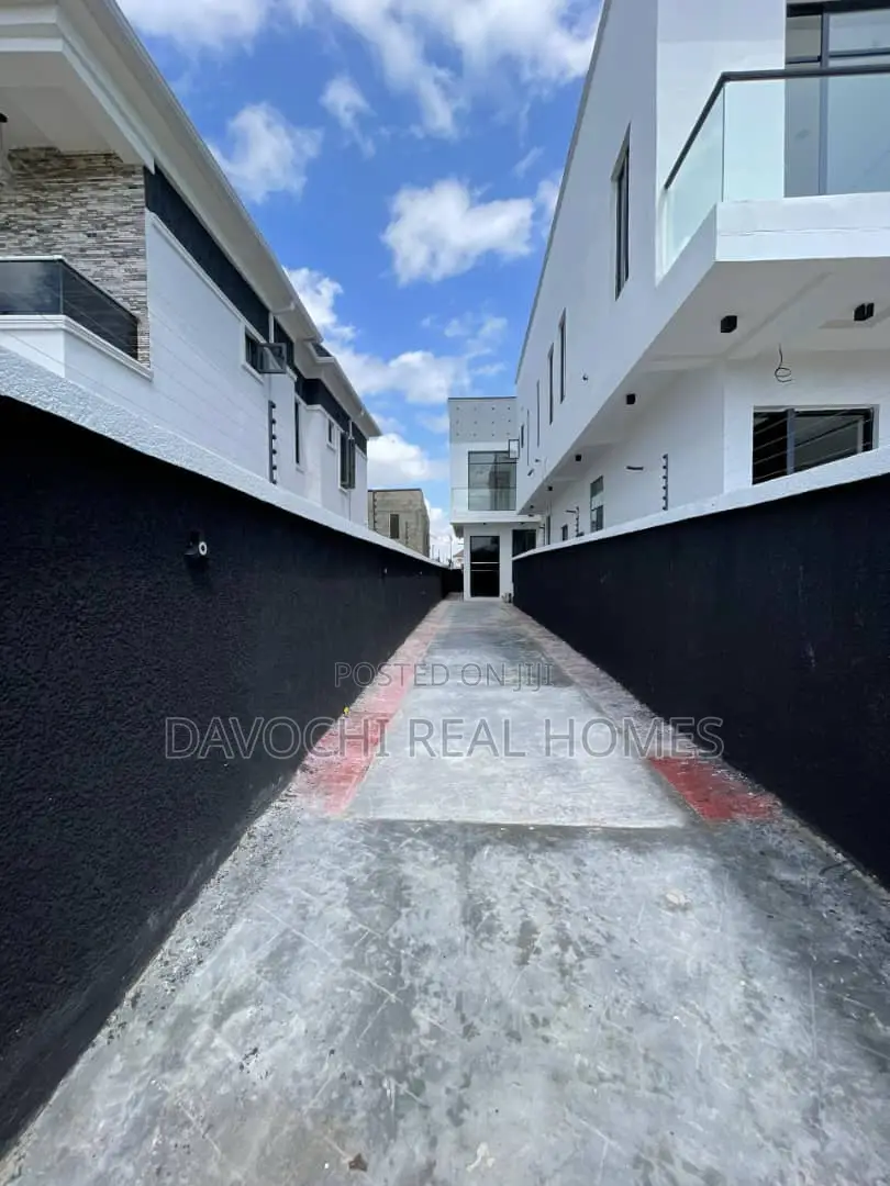 4bdrm Duplex in Ikota for rent in Ikota