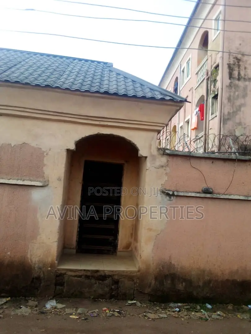30 Rooms All en-Suite With Extra One Plot on It for Sale in Owerri in Owerri