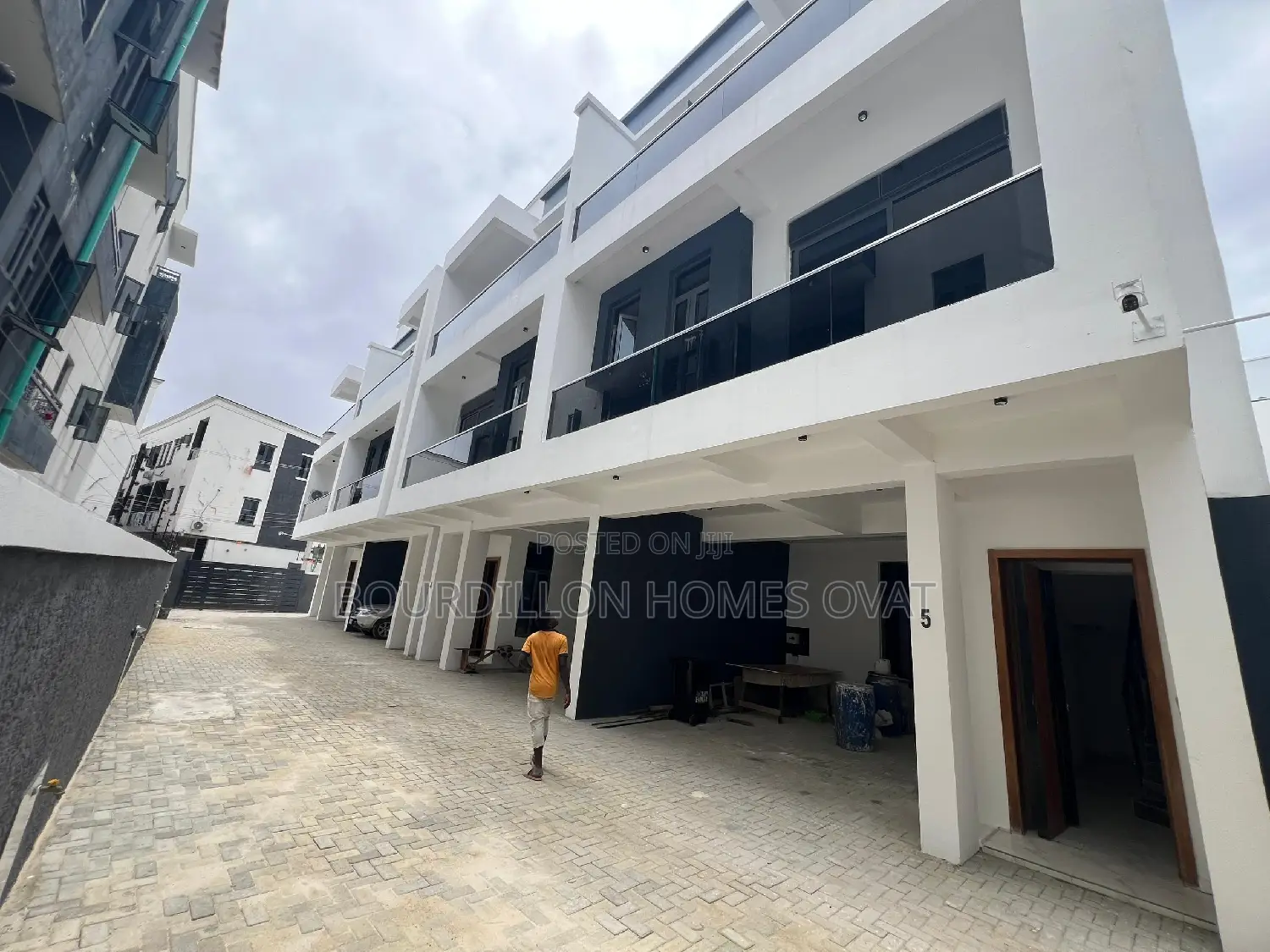 4bdrm Duplex in Ologolo for sale in Ologolo