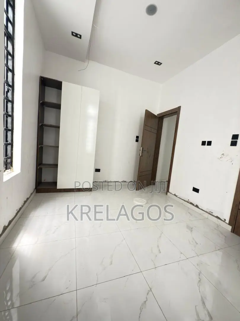 5bdrm Duplex in Chevron for sale in Chevron