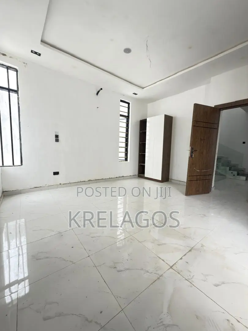 5bdrm Duplex in Chevron for sale in Chevron