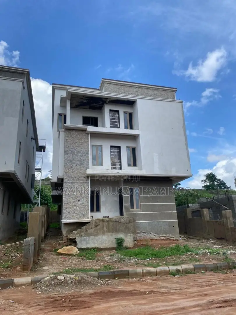 6bdrm Duplex in Apo District for sale in Apo District