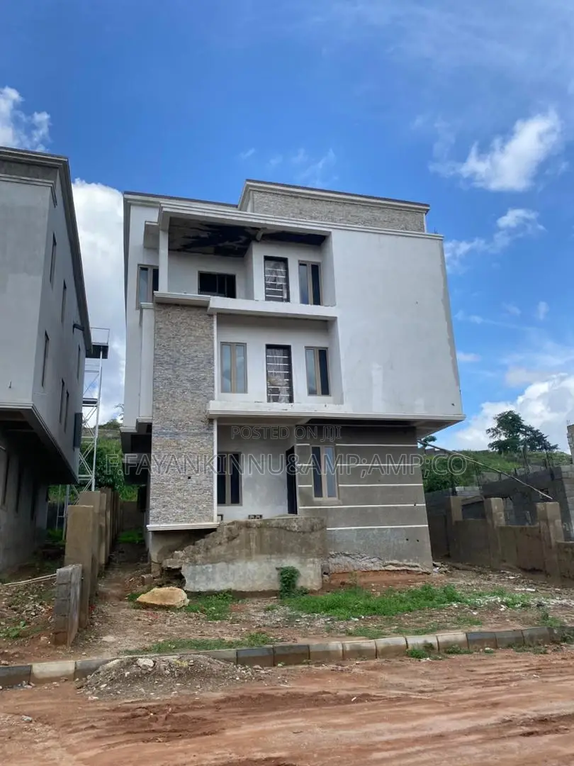 6bdrm Duplex in Apo District for sale in Apo District