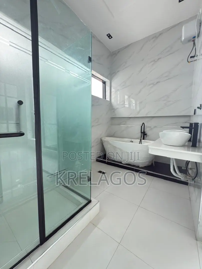 5bdrm Duplex in Chevron for sale in Chevron