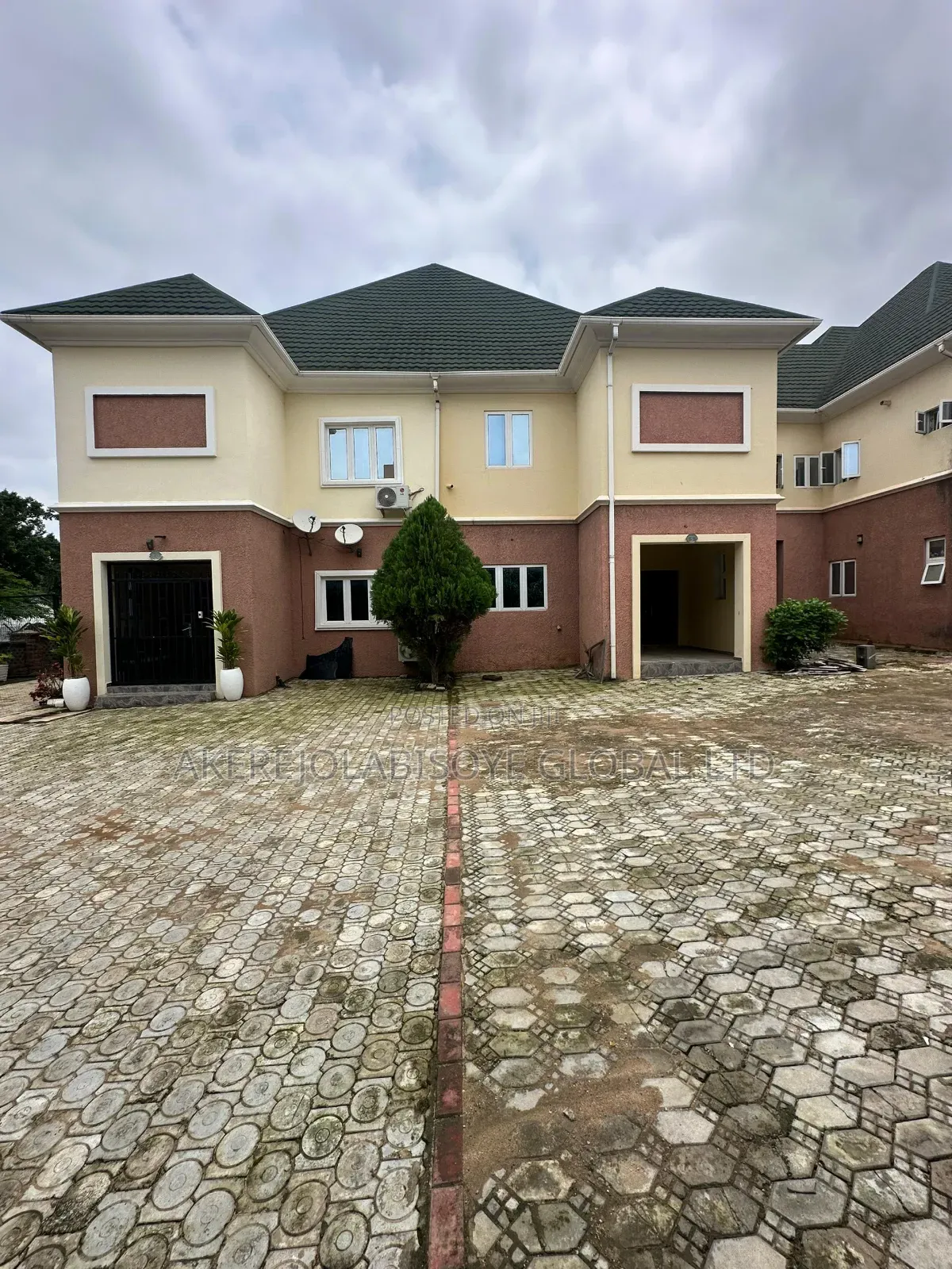 4bdrm Townhouse/Terrace in Close To Catholic for sale in Life Camp