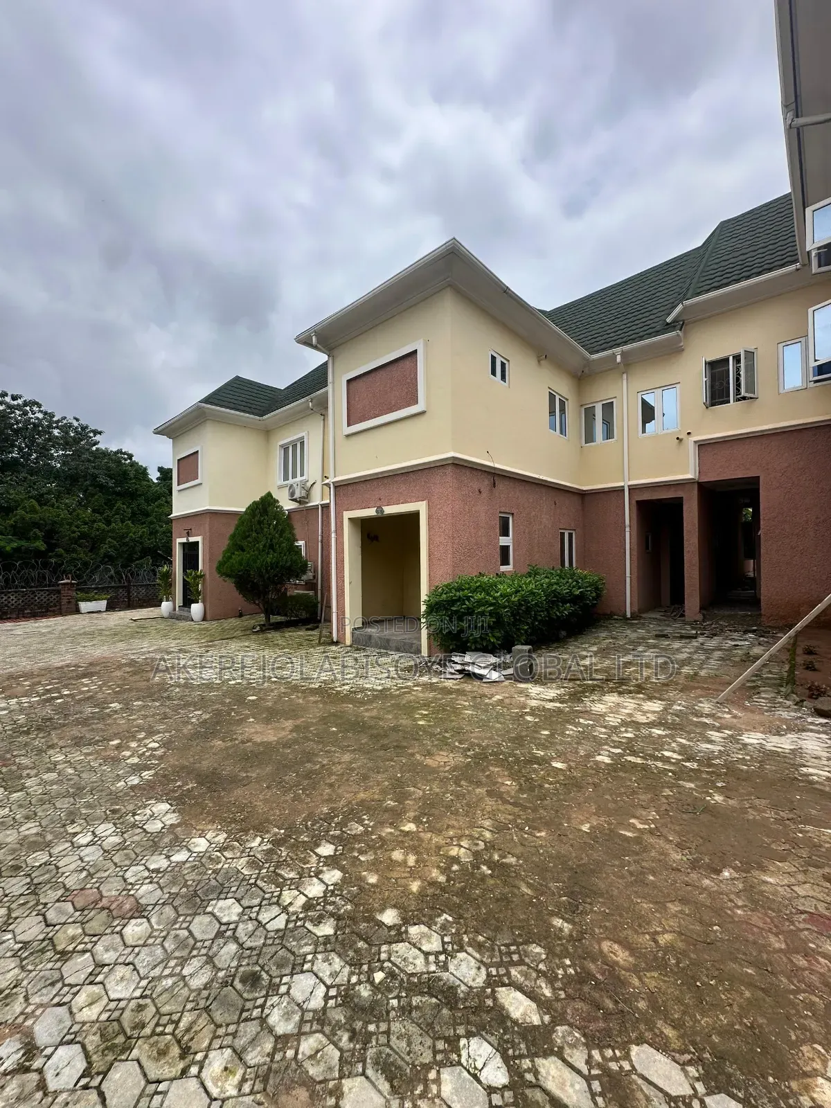 4bdrm Townhouse/Terrace in Close To Catholic for sale in Life Camp