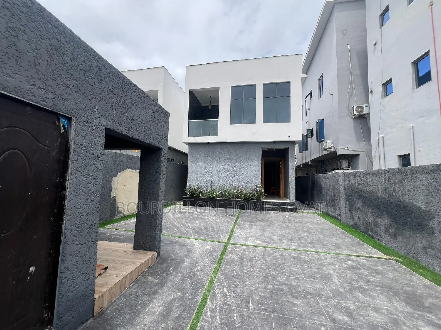 5bdrm Duplex in Ologolo for sale in Ologolo