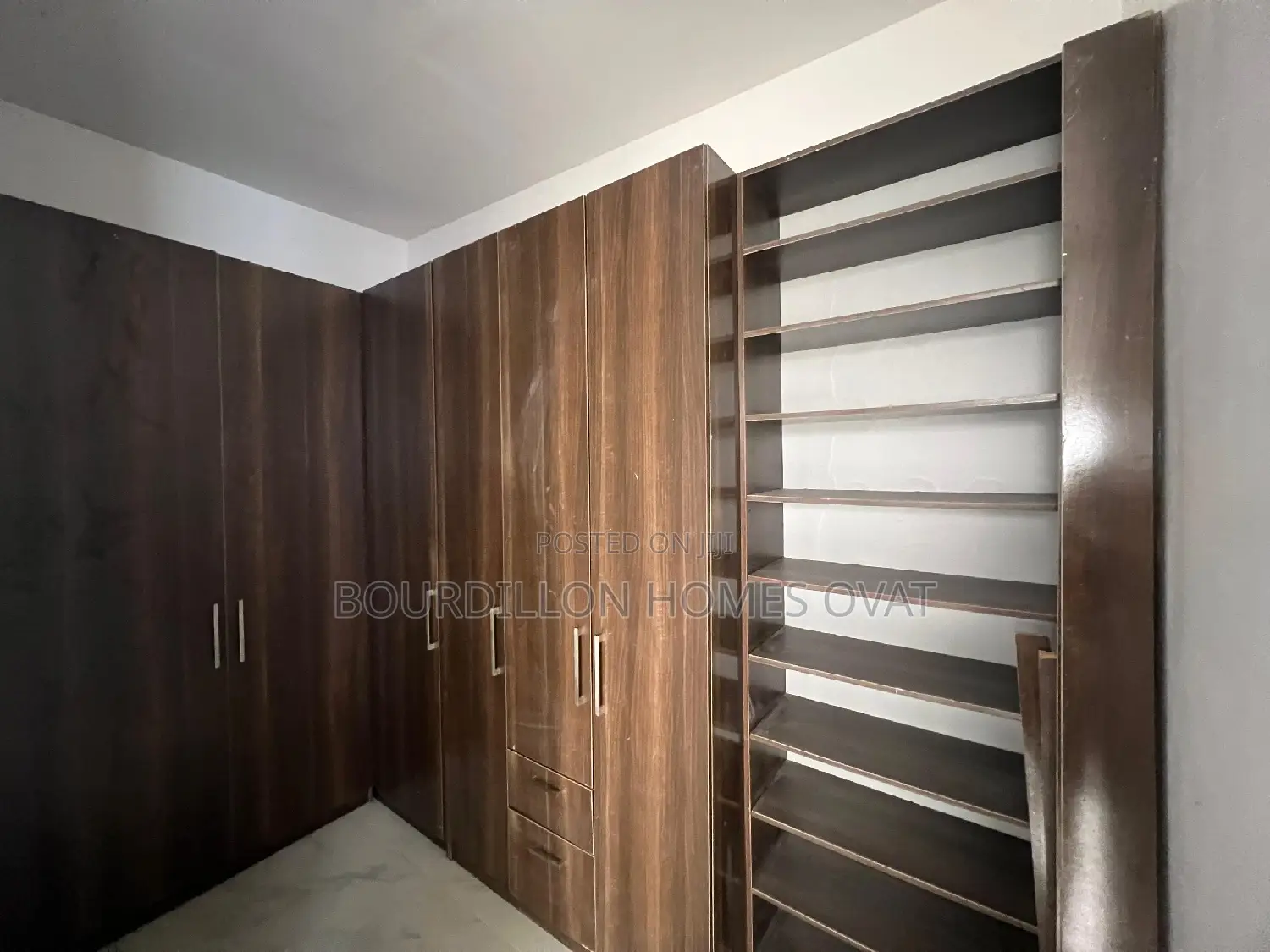 5bdrm Duplex in Ologolo for sale in Ologolo