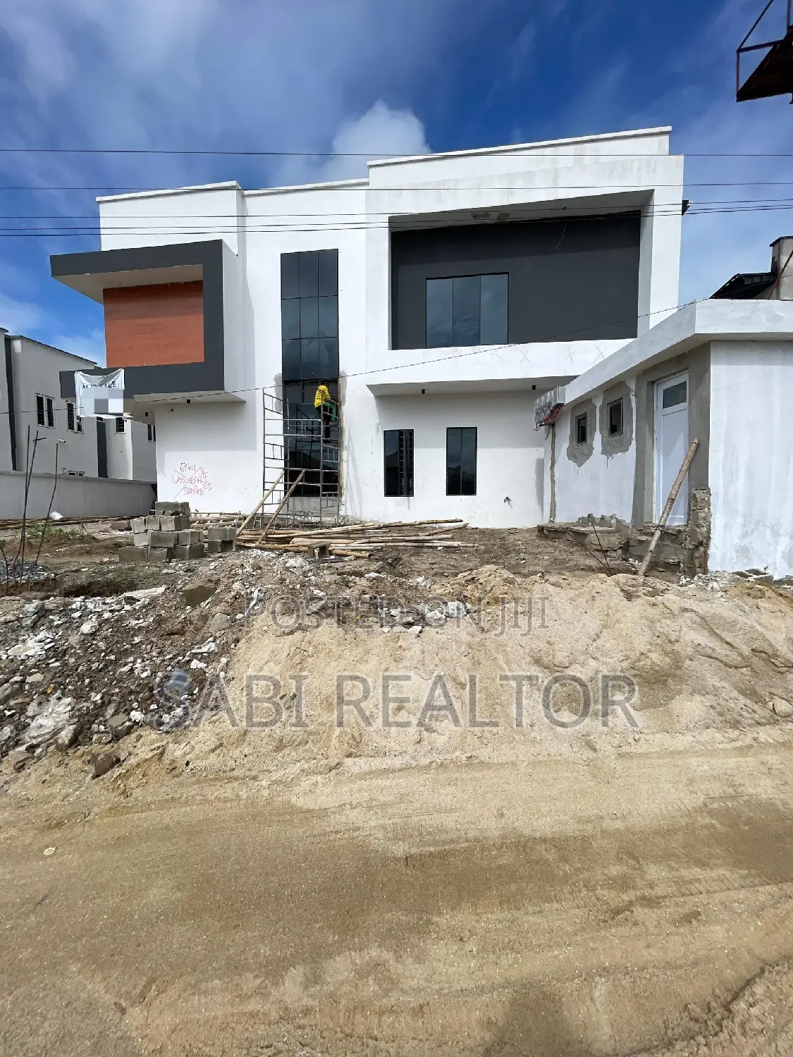 Furnished 4bdrm Duplex in Agungi for sale in Agungi
