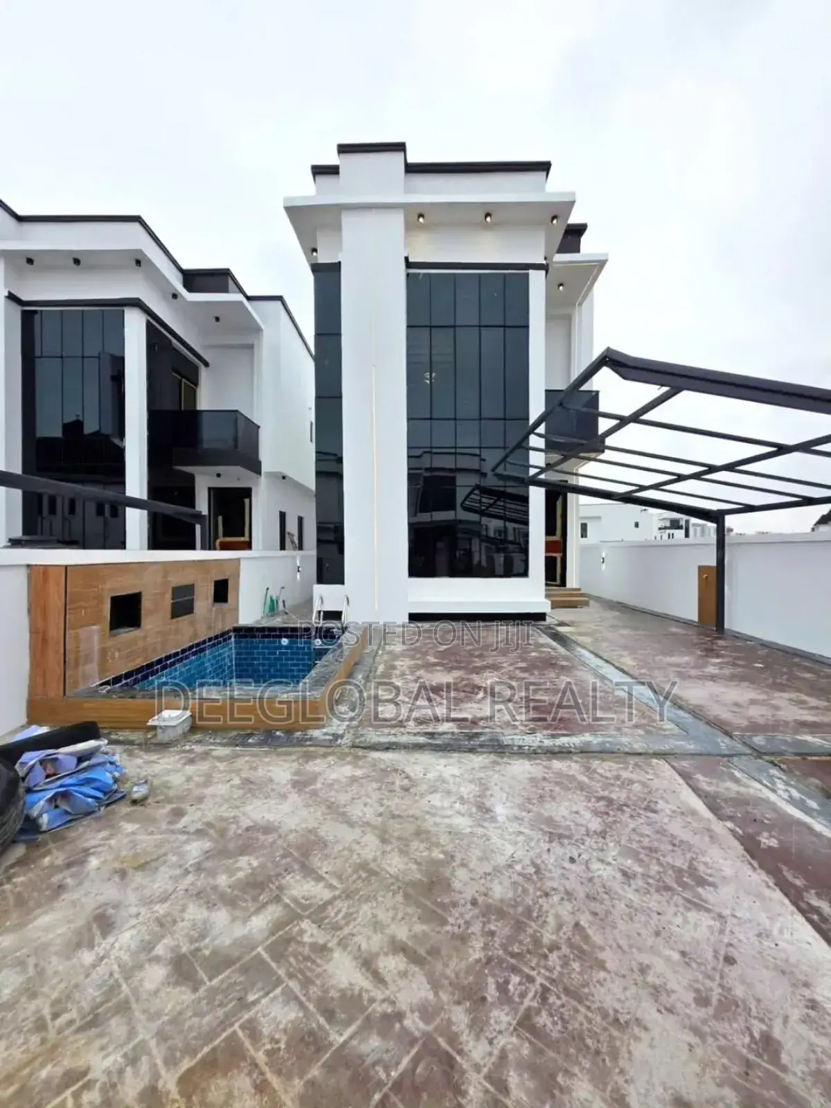 5bdrm Duplex in Chevron for sale in Chevron
