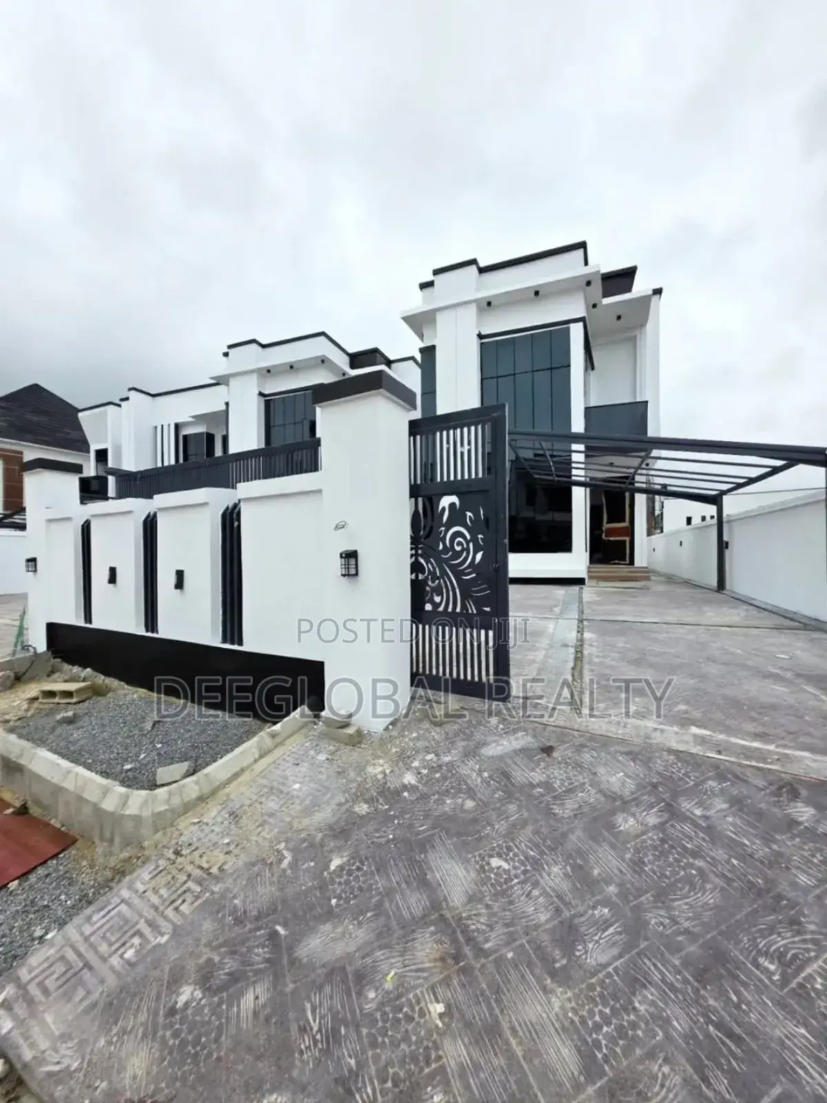 5bdrm Duplex in Chevron for sale in Chevron