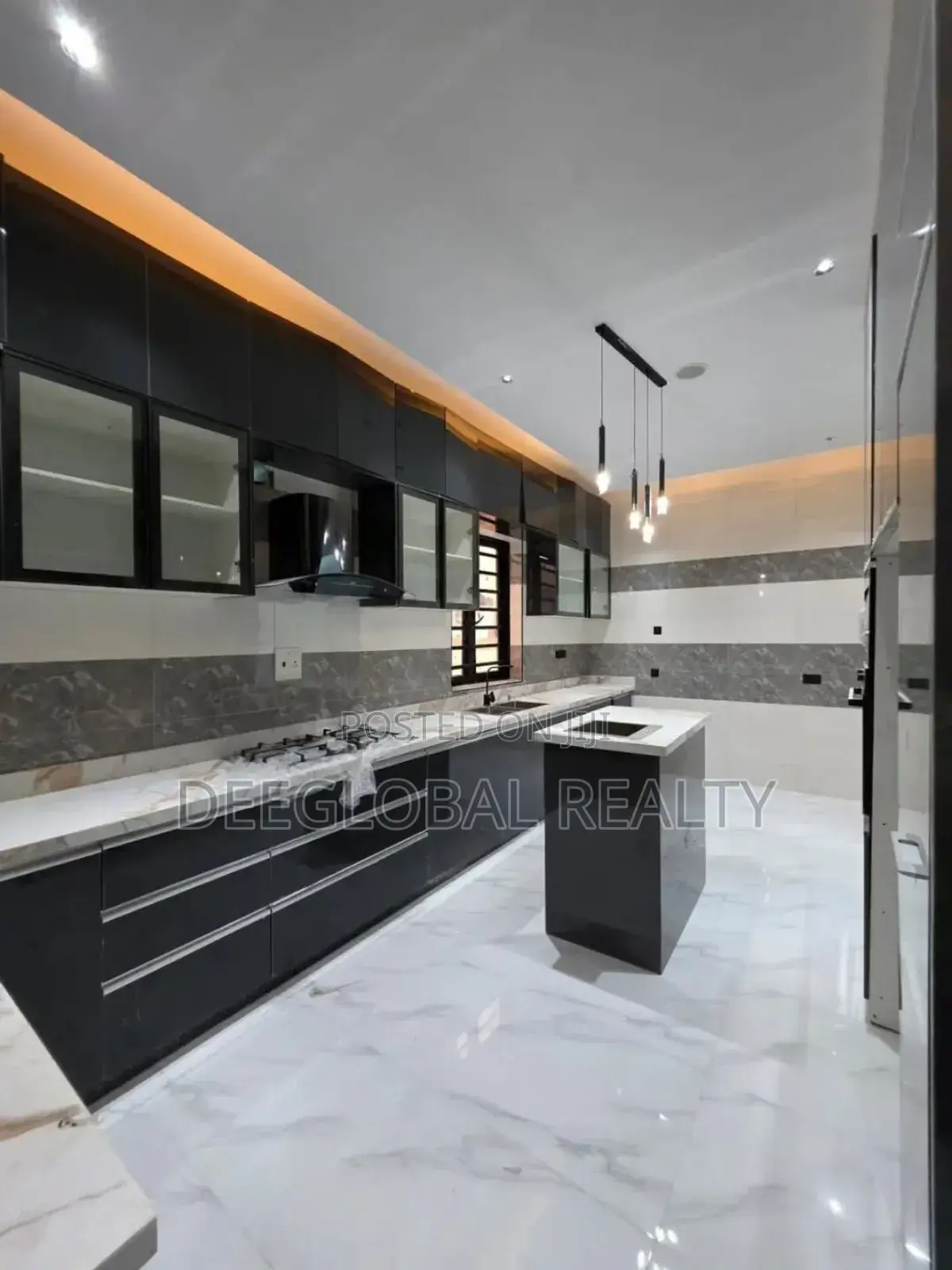 5bdrm Duplex in Chevron for sale in Chevron