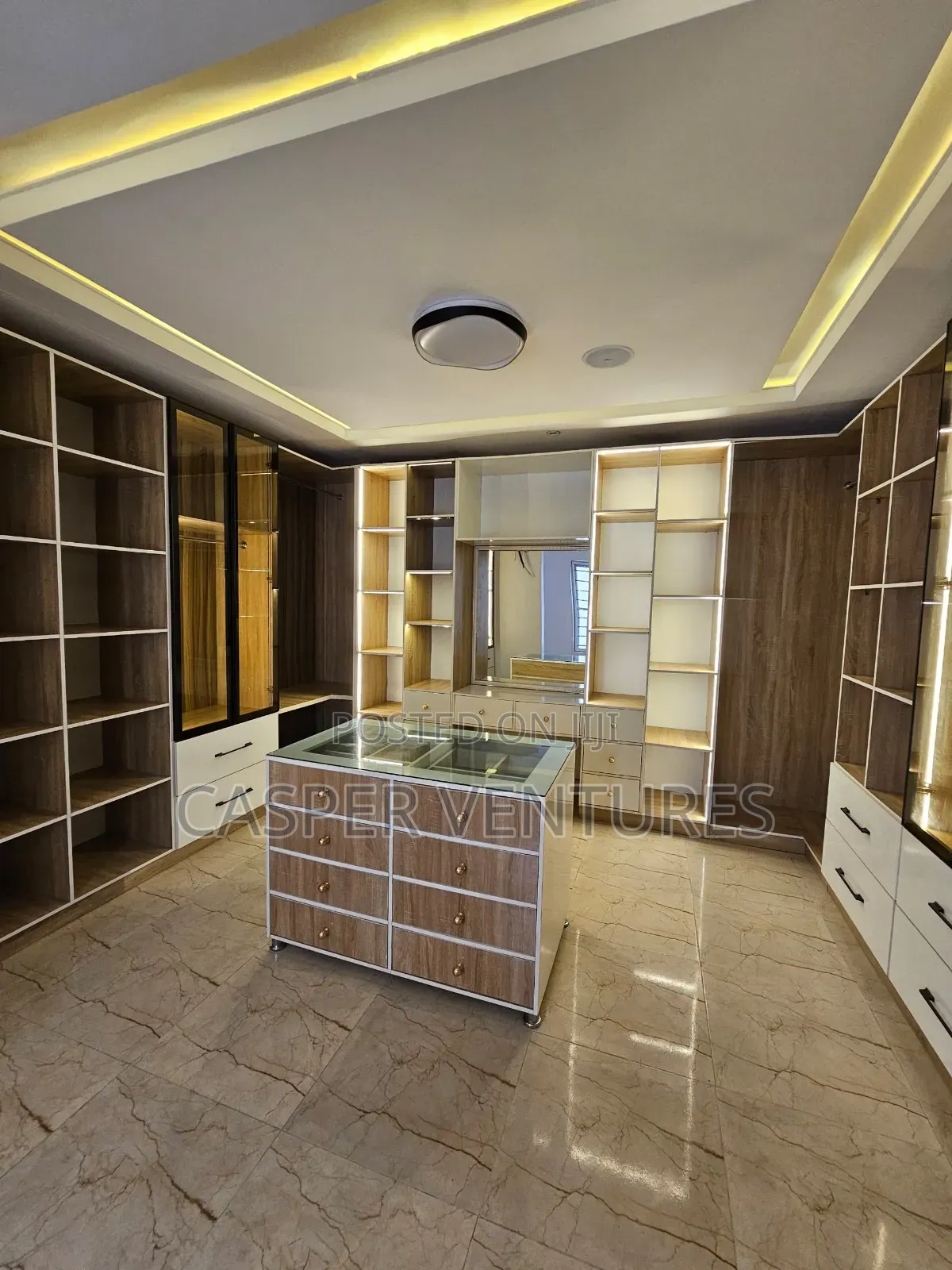 5bdrm Duplex in Chevron for sale in Chevron