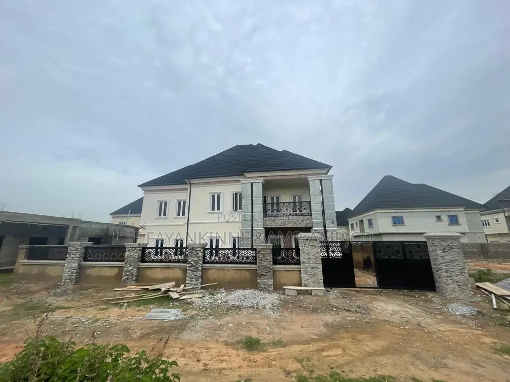 5bdrm Duplex in Lugbe District for sale in Lugbe District