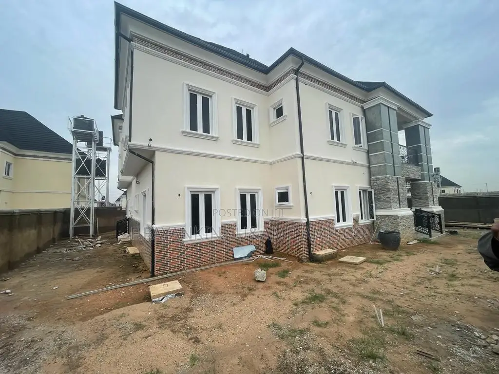 5bdrm Duplex in Lugbe District for sale in Lugbe District