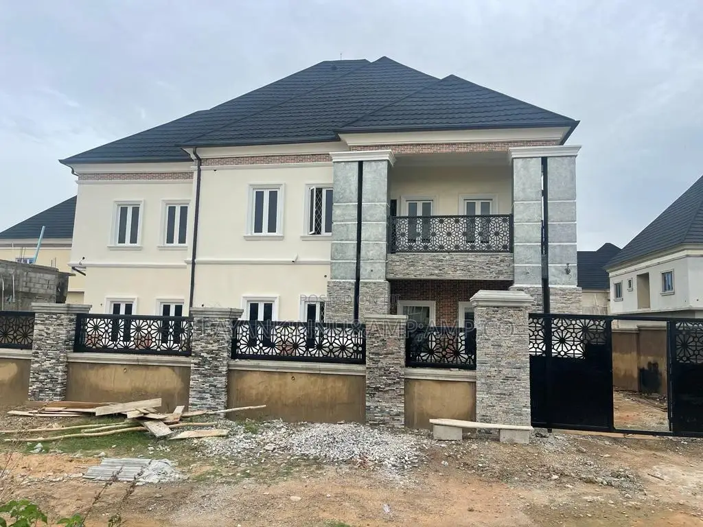 5bdrm Duplex in Lugbe District for sale in Lugbe District