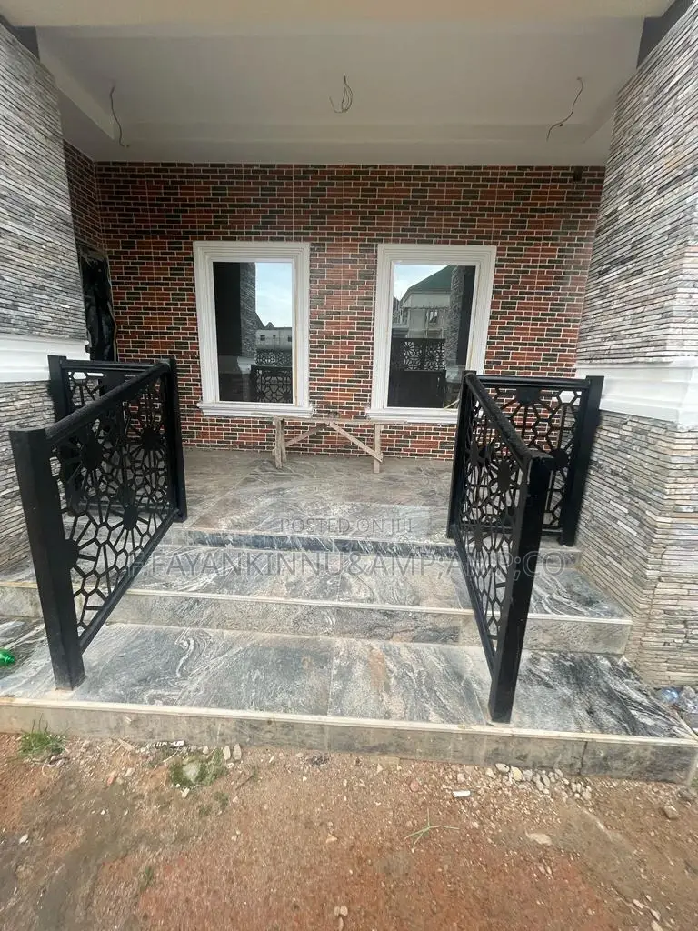 5bdrm Duplex in Lugbe District for sale in Lugbe District