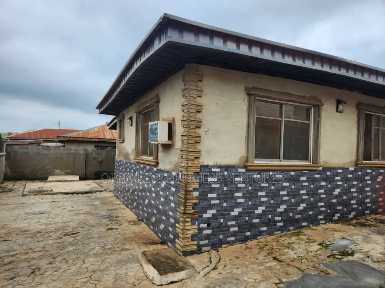 3bdrm Bungalow in Oluwo for sale in Oluwo