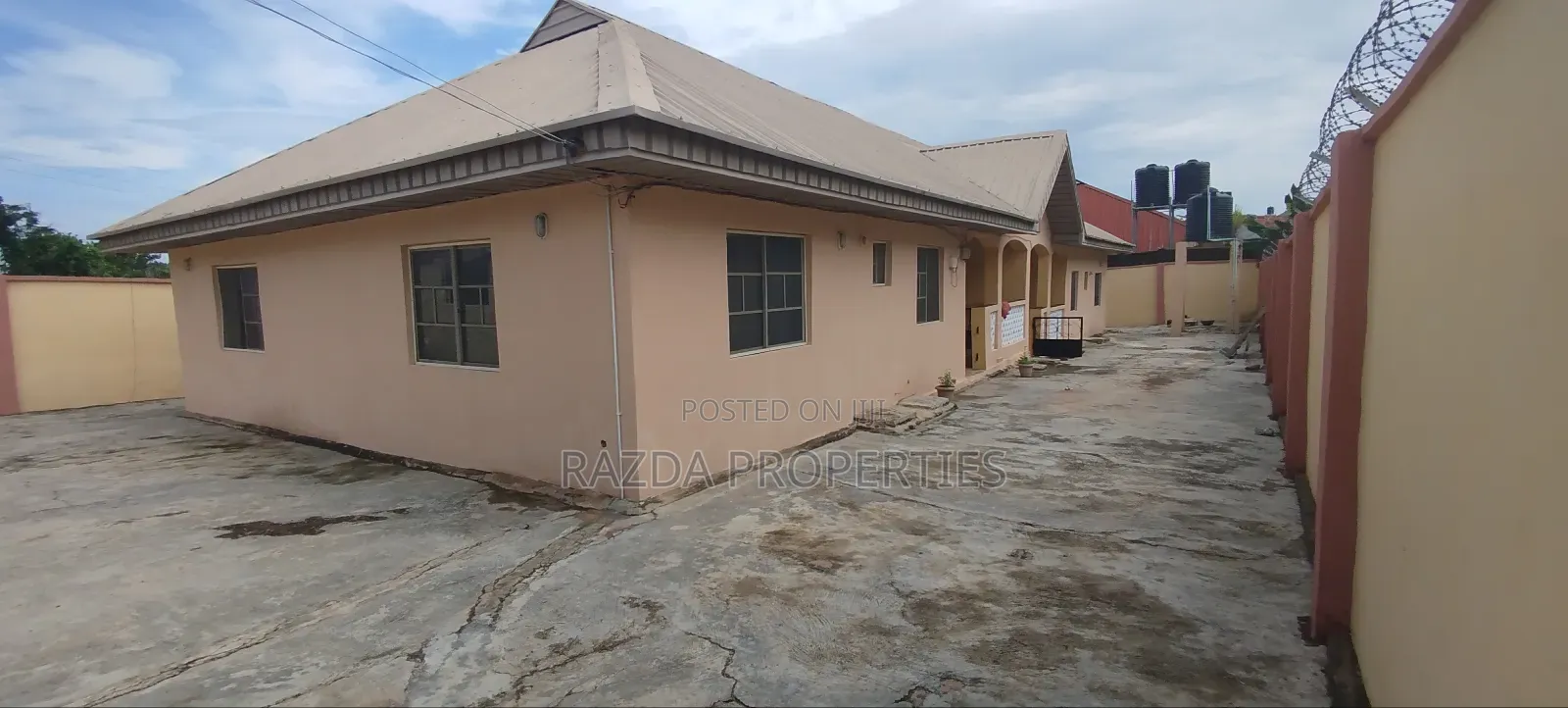 6bdrm Bungalow in Modomo, Ife for sale in Ife