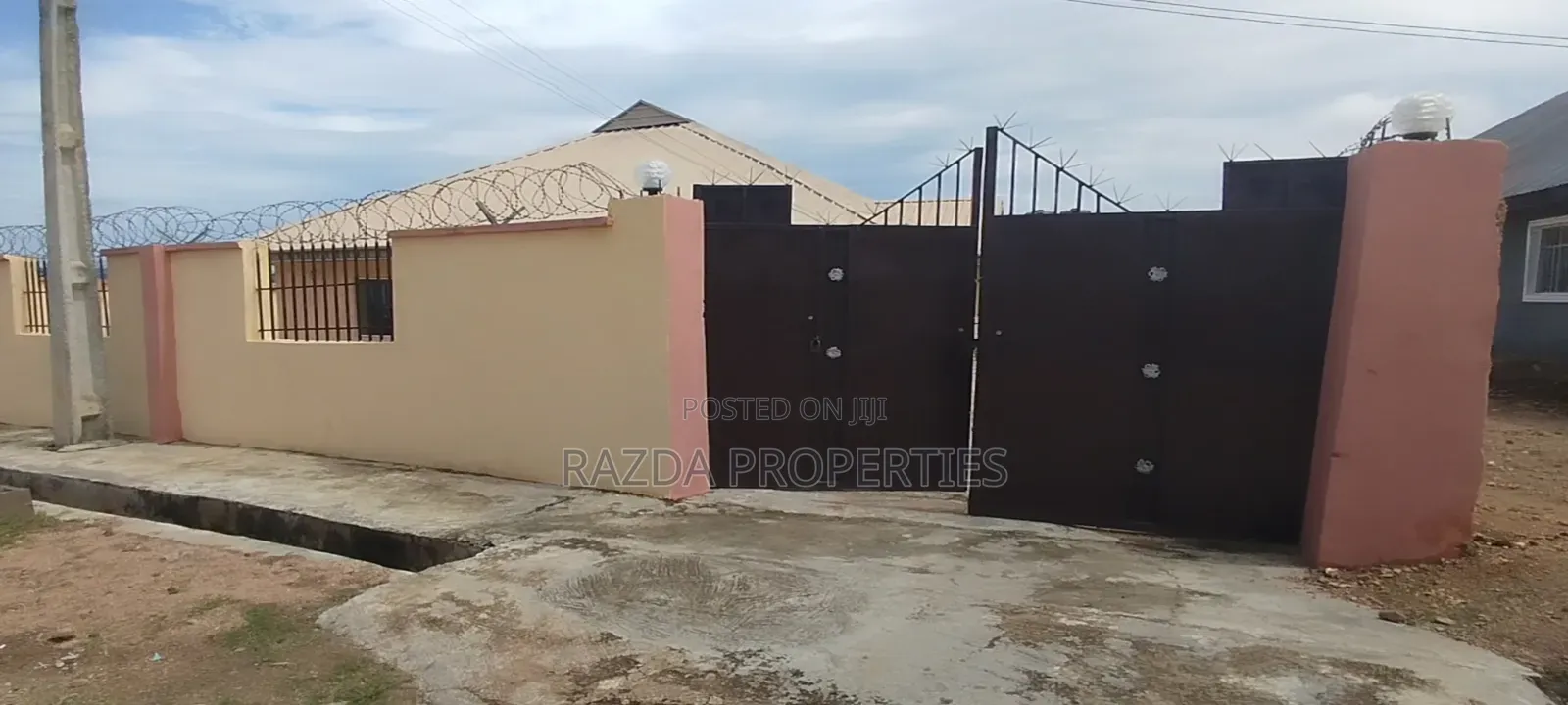 6bdrm Bungalow in Modomo, Ife for sale in Ife