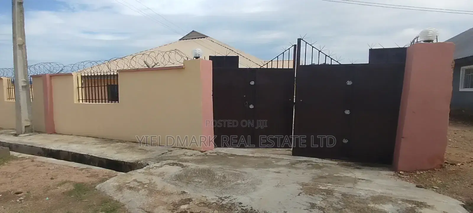 6bdrm Bungalow in Modomo, Ife for sale in Ife