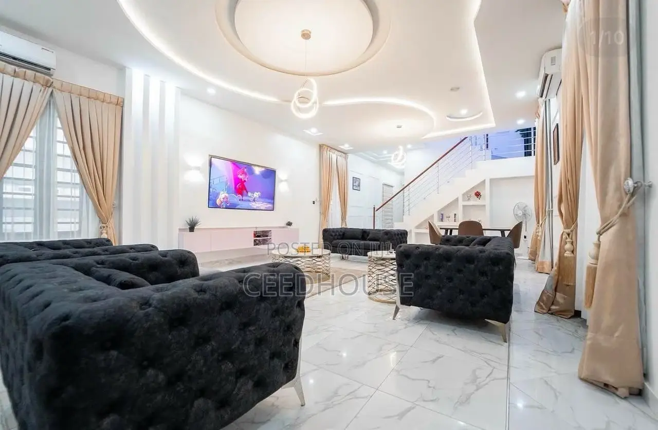 Luxurious 5/4 Bedroom Self Compound With Private Pool in Osapa london