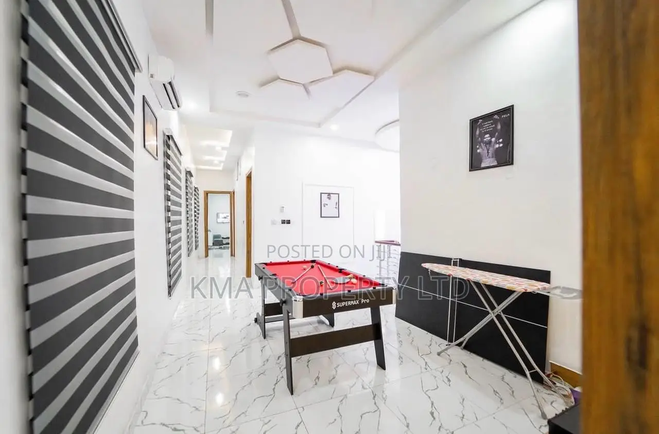 Luxurious 5/4 Bedroom Self Compound With Private Pool in Osapa london