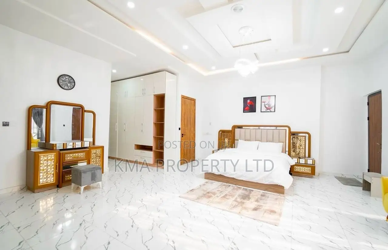 Luxurious 5/4 Bedroom Self Compound With Private Pool in Osapa london