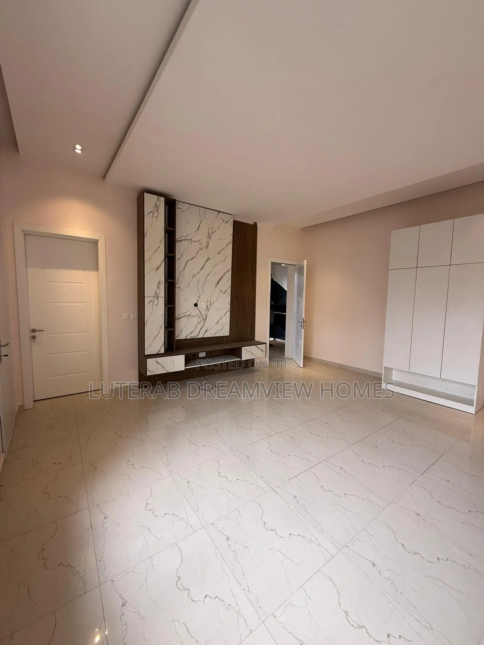 5bdrm Duplex in Guzape for sale in Guzape District