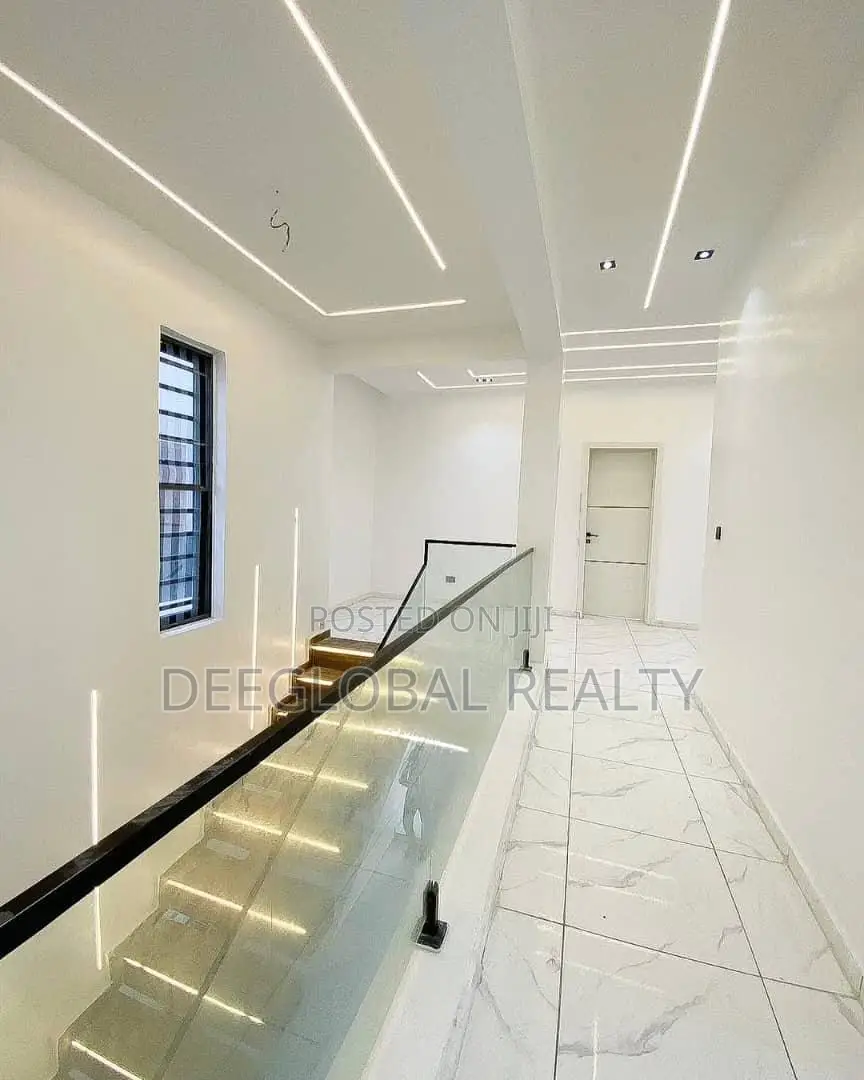 5bdrm Duplex in Ikota for sale in Ikota