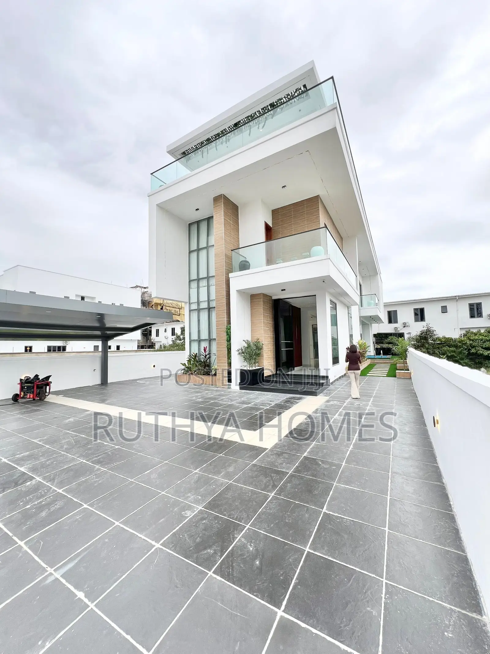 5bdrm Duplex in Osapa for sale in Osapa london