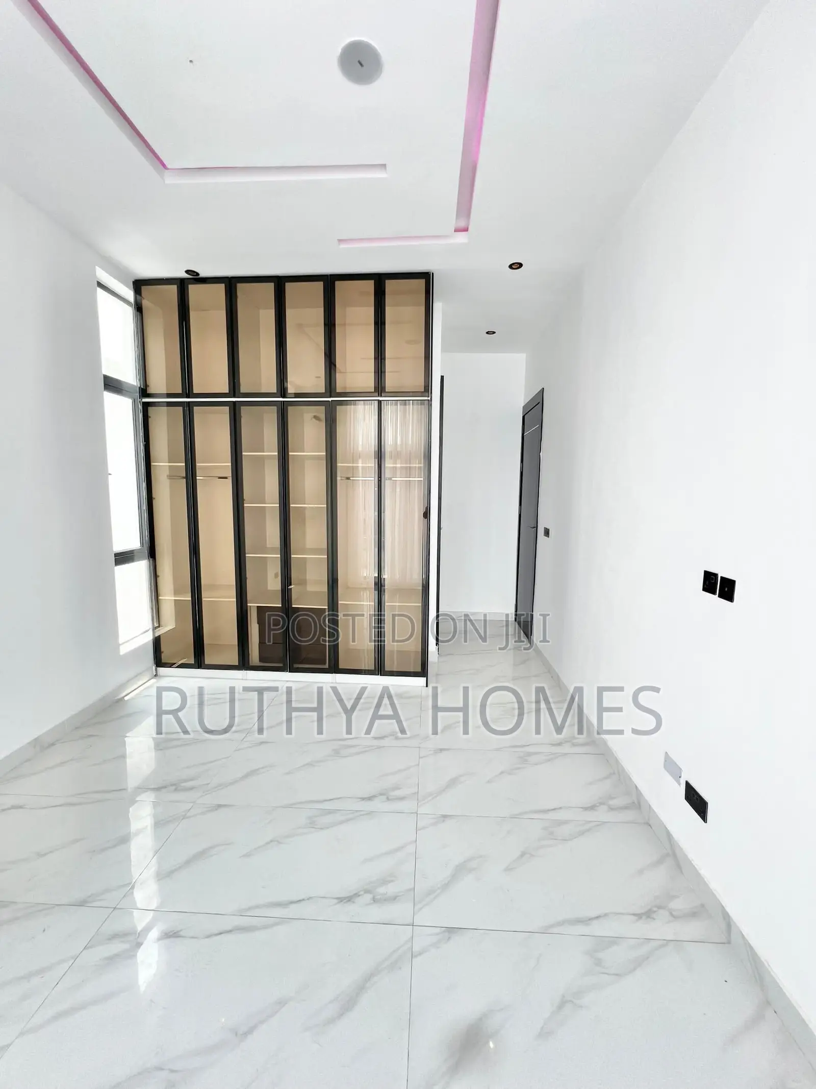 5bdrm Duplex in Chevron for sale in Chevron