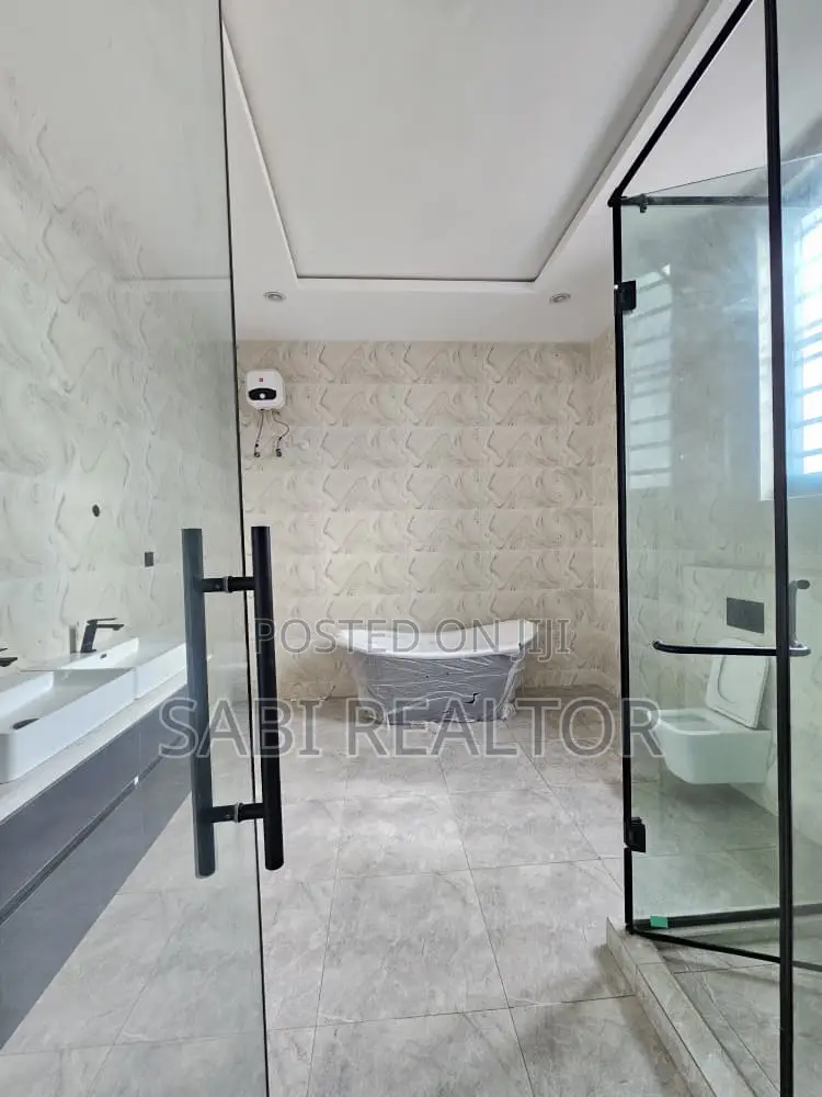 Furnished 5bdrm Duplex in Osapa for sale in Osapa london