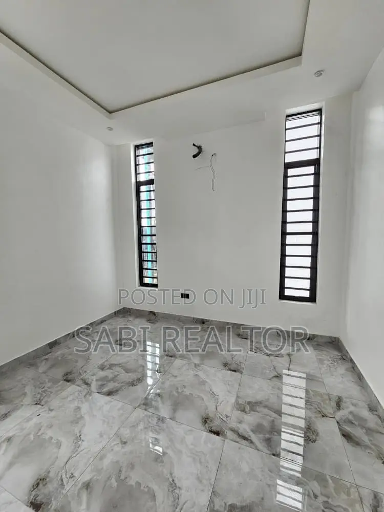 Furnished 5bdrm Duplex in Osapa for sale in Osapa london