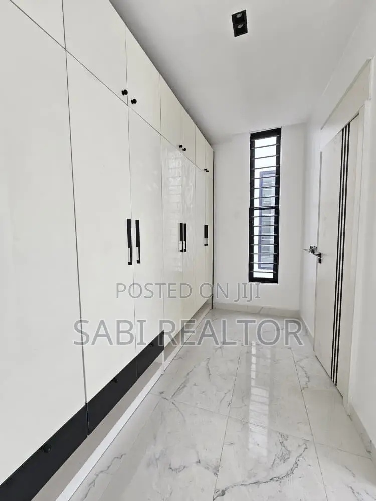Furnished 5bdrm Duplex in Chevron for sale in Chevron