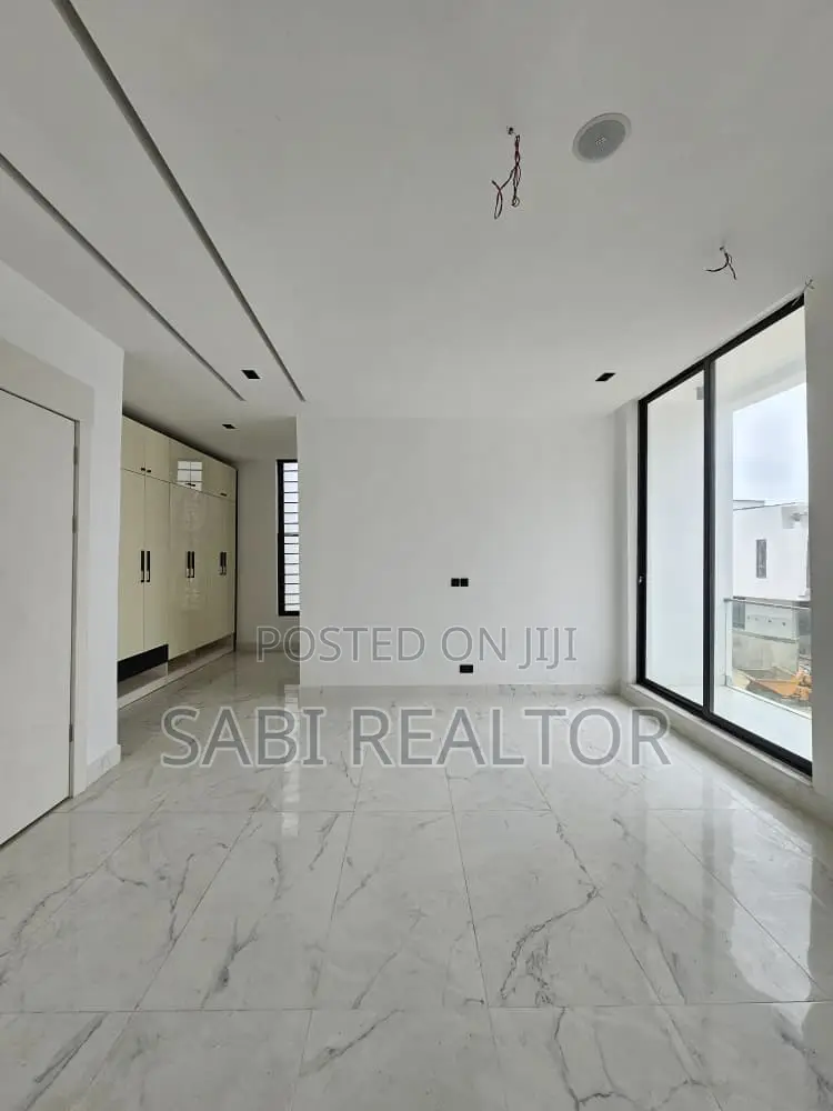 Furnished 5bdrm Duplex in Chevron for sale in Chevron