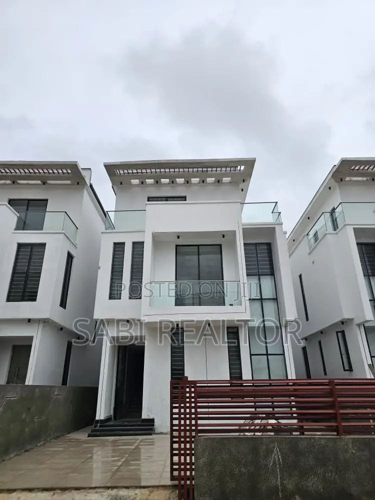 Furnished 5bdrm Duplex in Chevron for sale in Chevron