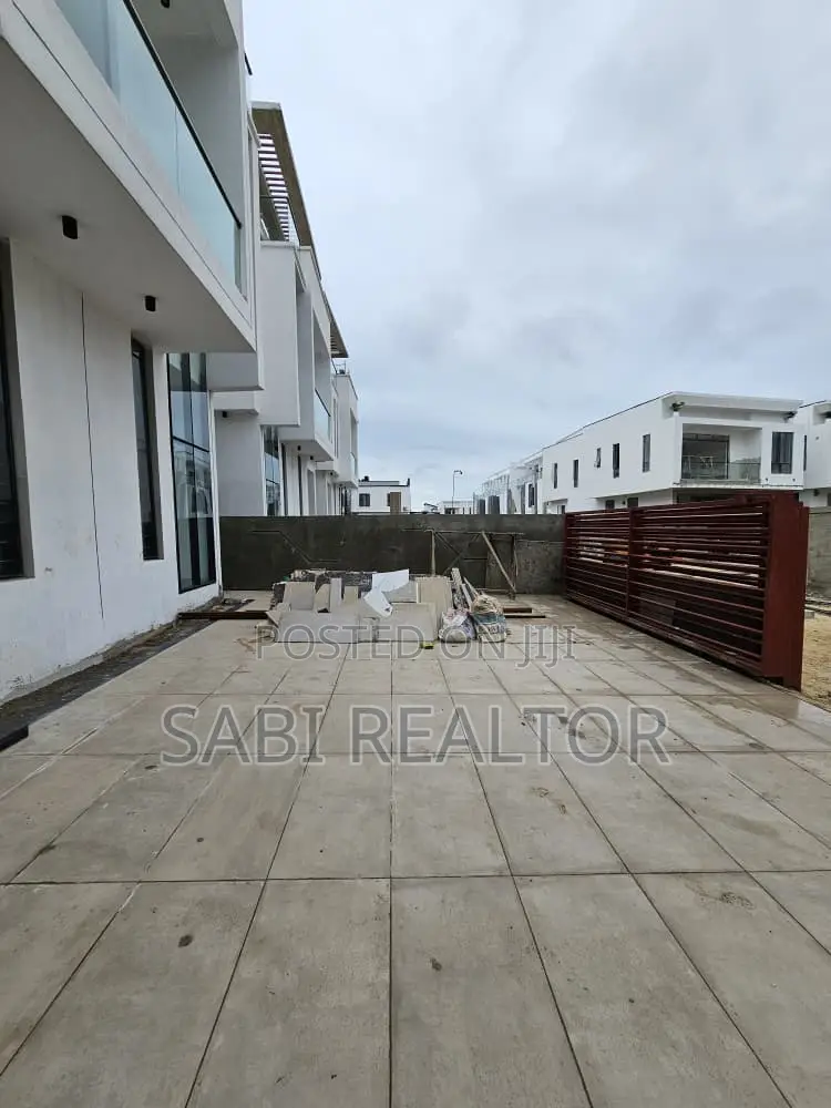 Furnished 5bdrm Duplex in Chevron for sale in Chevron