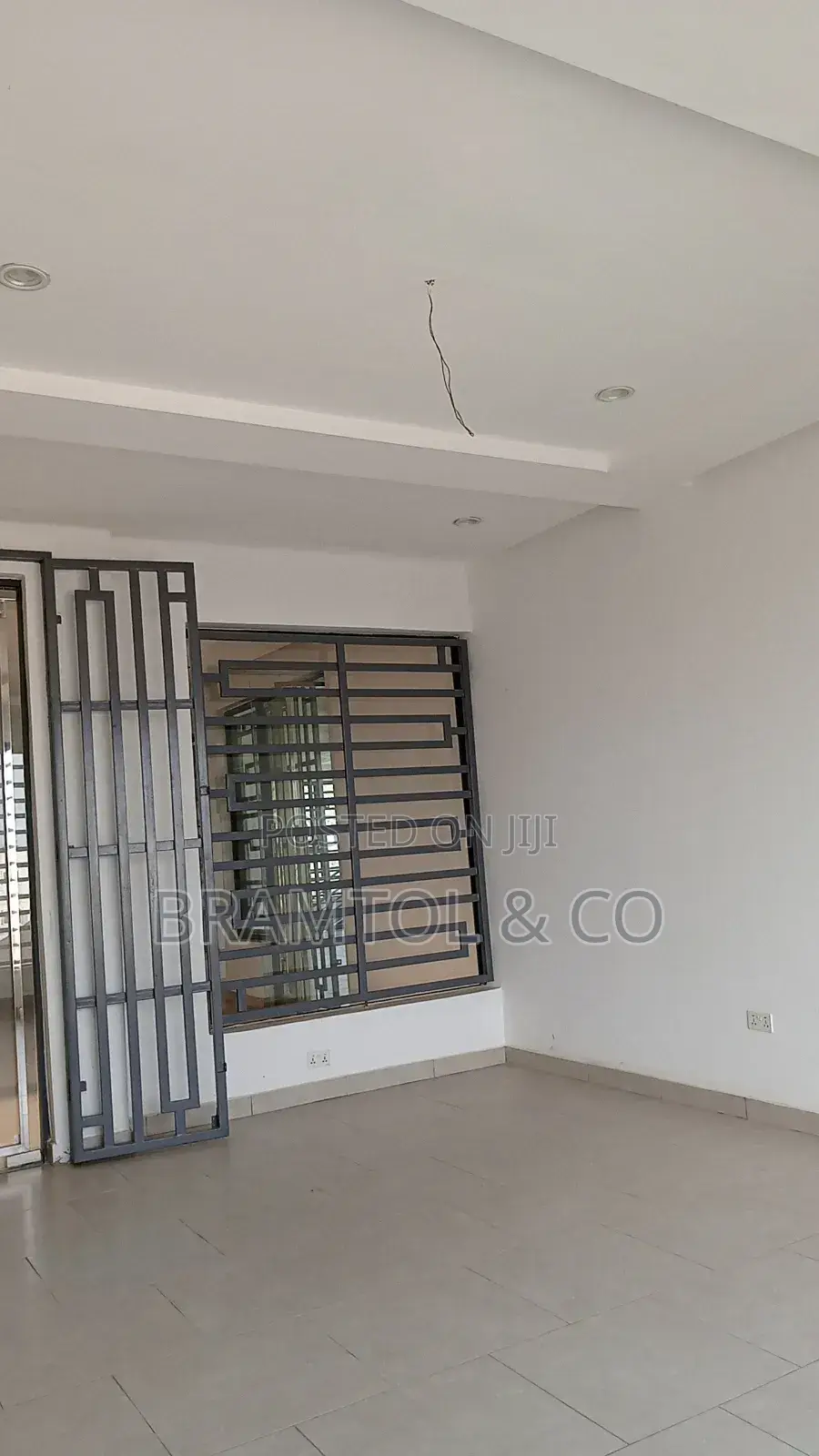 Office/Shop Space in a Plaza in Jahi Gilmor in Jahi