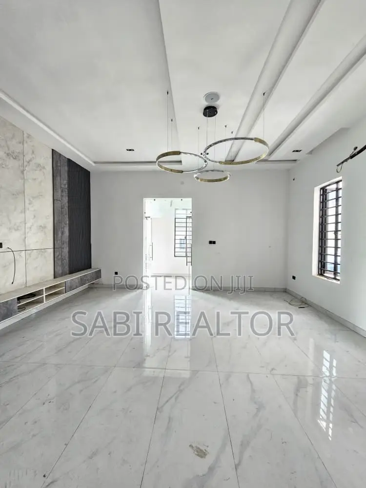 Furnished 5bdrm Duplex in Chevron for sale in Chevron