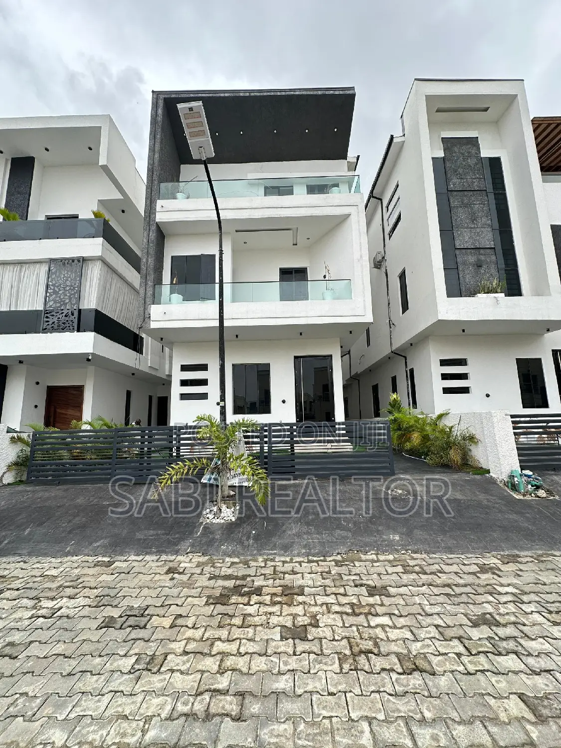 Furnished 5bdrm Duplex in Chevron for sale in Chevron
