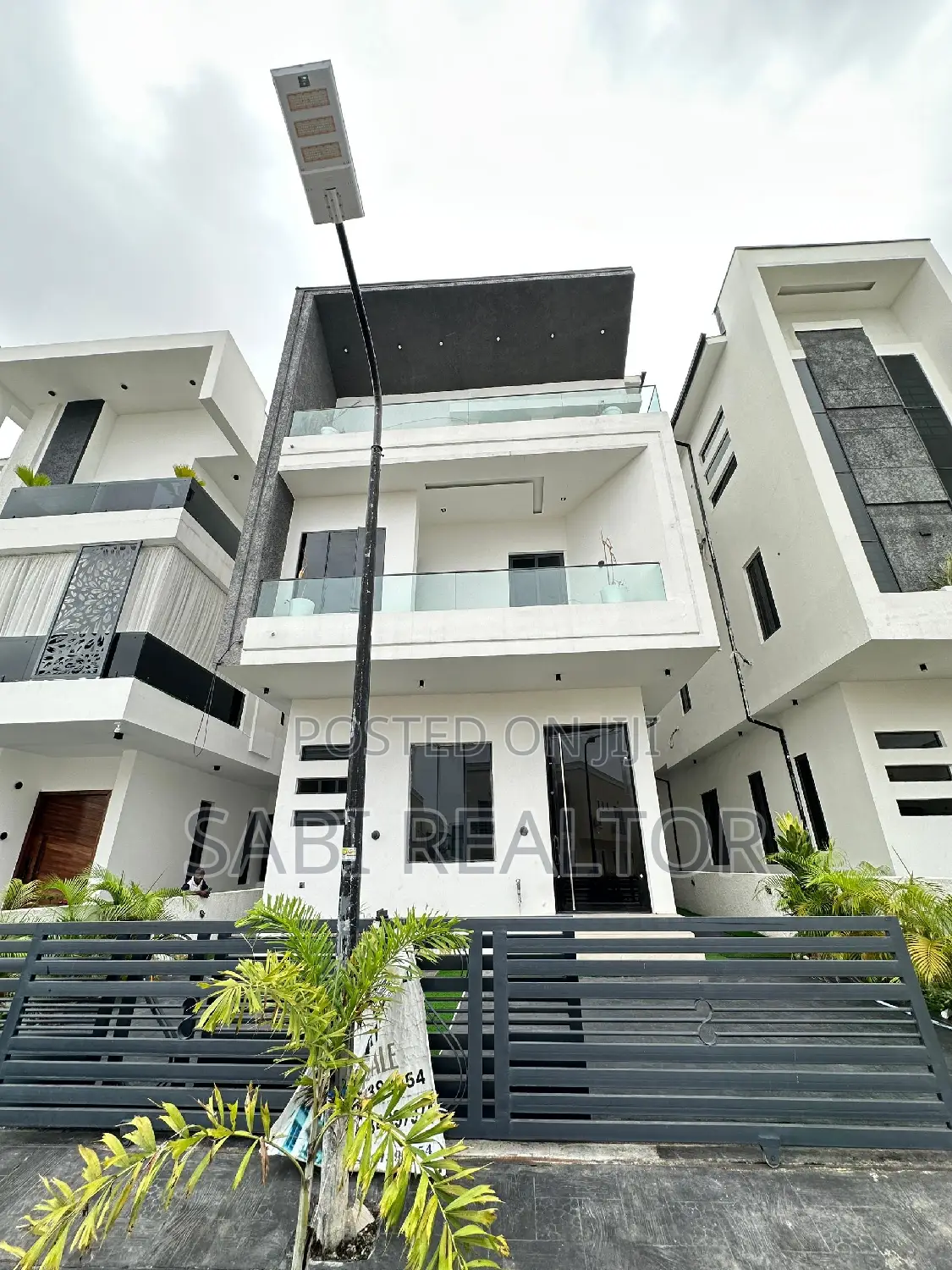Furnished 5bdrm Duplex in Chevron for sale in Chevron
